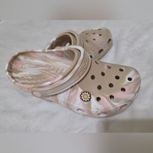 Women's Classic Marbled Crocs with Daisy Charm
